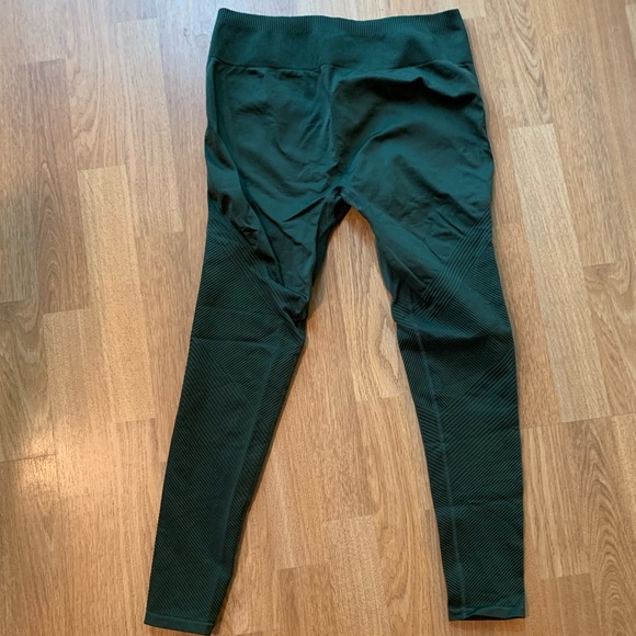 Fabletics Ribbed Crops - Picture 2 of 4